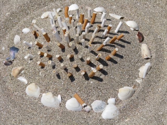 Цигари и фасове на плажа...
