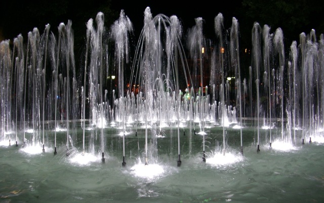 Новият фонтан при Народния театър (София), нощна снимка