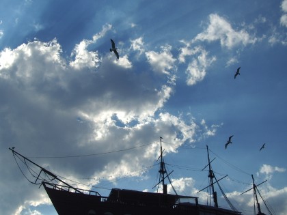 Море, облаци, кораб и чайки...