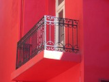 Червен балкон