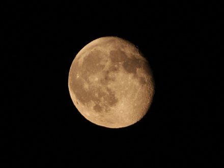 Луната (поглед през EOS 350D)