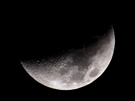 Луната (1600 mm equiv.)