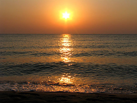 Изгревът на слънцето на брега на Черно море