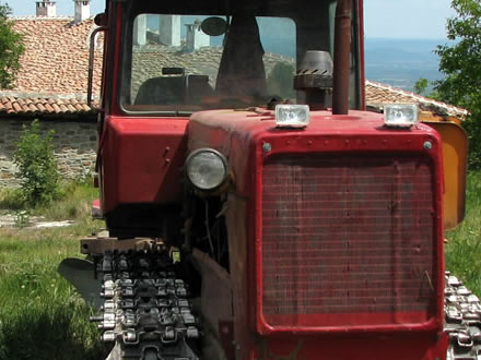 червен трактор