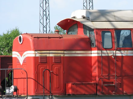 червен локомотив на гарата в Горна Оряховица
